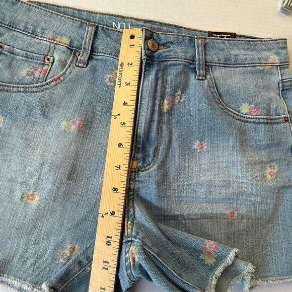 Denim shorts with flowers - Picture 4 of 7